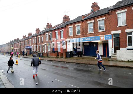Bambini che giocano a calcio per strada al di fuori di Kenilworth Road home di Luton Town Football Club. Foto Stock