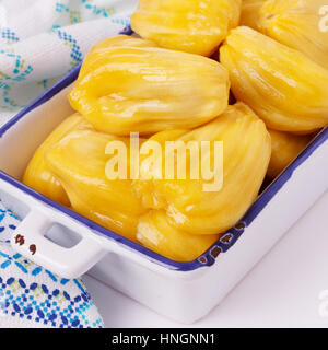 La frutta tropicale Jackfruit (jakfruit, jack, jak) con asciugamano blu nella ciotola. Messa a fuoco selettiva Foto Stock