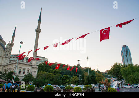Bandiere turca, scene di strada, Istanbul, Turchia Foto Stock