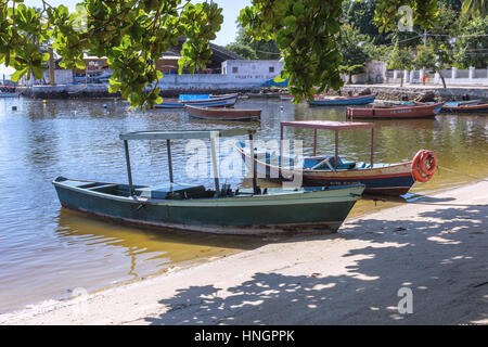 Il Brasile, Stato di Rio de Janeiro, Paqueta Isola, barche da pesca sul porto vicino all'isola yacht club Foto Stock