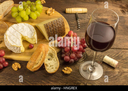 Tre croissant croccante su tavola di legno con copyspace Foto Stock