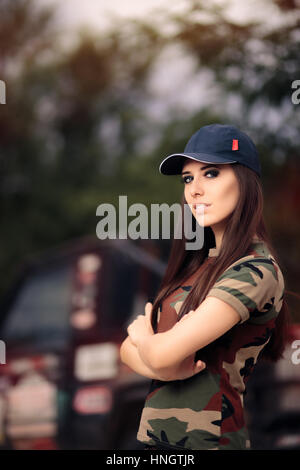 Driver femminile dell'esercito Outfit accanto a un'auto da strada Foto Stock