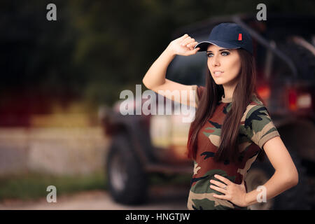 Driver femminile dell'esercito Outfit accanto a un'auto da strada Foto Stock