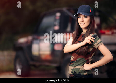 Driver femminile dell'esercito Outfit accanto a un'auto da strada Foto Stock