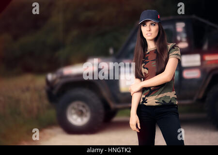 Driver femminile dell'esercito Outfit accanto a un'auto da strada Foto Stock