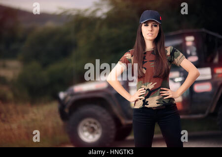 Driver femminile dell'esercito Outfit accanto a un'auto da strada Foto Stock