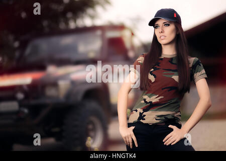 Driver femminile dell'esercito Outfit accanto a un'auto da strada Foto Stock