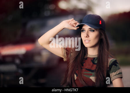 Driver femminile dell'esercito Outfit accanto a un'auto da strada Foto Stock