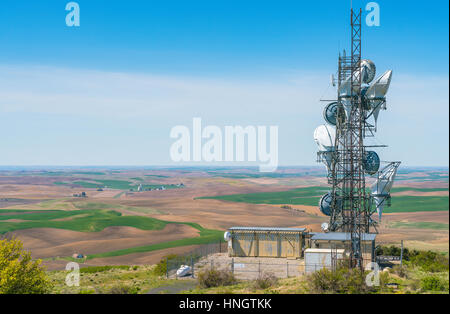 Montante di telecomunicazione antenne TV sulla giornata di sole. Foto Stock