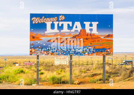 Benvenuto a Utah segno con sfondo di montagna del giorno. Per editoriale 07/09/16 Foto Stock