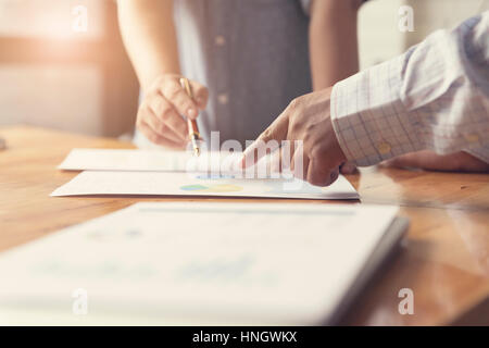 Donna di mano che tiene la penna lavora con documento aziendale per il concetto di lavoro, messa a fuoco selettiva e tono vintage Foto Stock