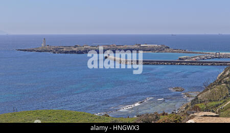 Isla de Tarifa, Faro, Porto parete e lo Stretto di Gibilterra, Tarifa, Cadice, Andalusia, Spagna. (HDR) Foto Stock