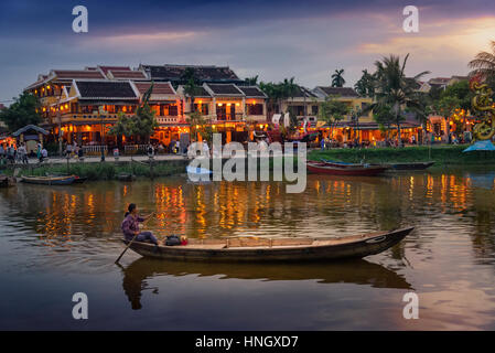 Il Vietnam, Quang Nam provincia, Hoi An, old town elencati come patrimonio mondiale dall' UNESCO, lungo il fiume Thu Bon Foto Stock