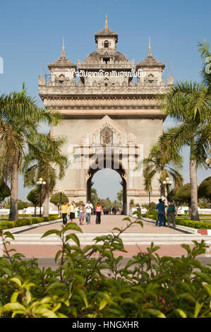 VIENTIANE, LAOS - 11 gennaio: persone che passeggiano intorno al Patuxai o vittoria Gate, Vientiane, Laos il 11 gennaio 2005. Il portone è una guerra palazzo Foto Stock