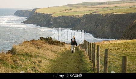 Walker sul sentiero costiero, il modo di Cleveland nel North Yorkshire, Inghilterra, Regno Unito. Foto Stock