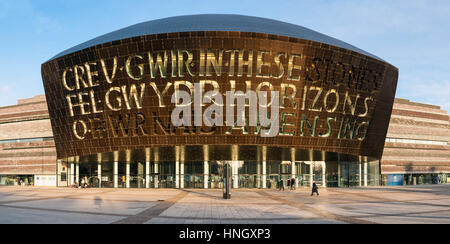 CARDIFF, Regno Unito - 1 Marzo 2010 : vista esterna del Welsh Millennium Centre, un centro di arti in Cardiff Bay area. Il centro ospita otto organo delle arti Foto Stock