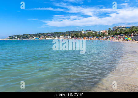 Antibes, Francia - 26 Giugno 2016: persone subathing su Plage du Ponteil in Antibes. Situato tra il vecchio Antibes e Cap d'Antibes, è un locale popolare Foto Stock