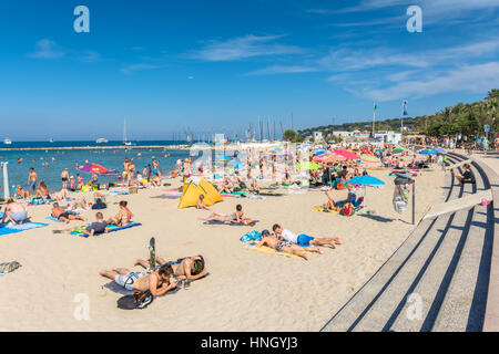 Antibes, Francia - 26 Giugno 2016: persone subathing su Plage du Ponteil in Antibes. Situato tra il vecchio Antibes e Cap d'Antibes, è un locale popolare Foto Stock