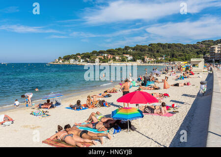 Antibes, Francia - 26 Giugno 2016: persone subathing sulla Plage de la Salis in Antibes. Si tratta di una popolare spiaggia locale, un lungo tratto di sabbia fine e bianca cur Foto Stock