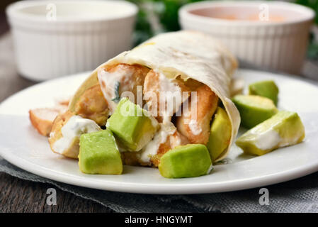 In casa le fajitas di pollo con avocado, vista ravvicinata Foto Stock