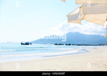 Barche sulla spiaggia Zoklet. Il Vietnam paesaggio. Spiaggia di sabbia e le onde del mare. Sfondo naturale Foto Stock