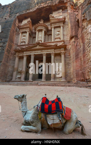 Al Khazneh nell'antica città di Petra, Giordania. Il tesoro. Petra ha portato alla sua designazione come Sito del Patrimonio Mondiale dell'UNESCO. Foto Stock