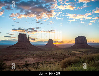 Sunrise, mesas West Mitten Butte, Est Mitten Butte, Merrick Butte, Scenic Drive, Monument Valley, Monument Valley Navajo Tribal Foto Stock