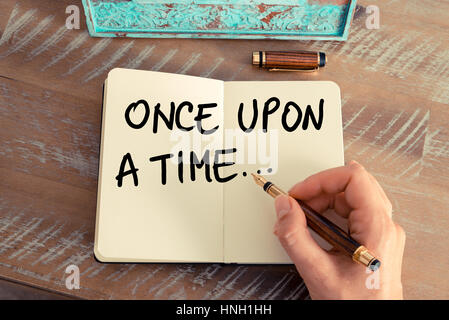 Effetto retrò e tonico immagine di una donna la scrittura a mano una nota con una penna stilografica su un notebook. Il testo scritto a mano una volta... come successo e evo Foto Stock