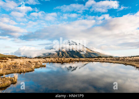 La riflessione in Pouakai Tarn, uno stratovulcano Mount Taranaki o Mount Egmont, Egmont National Park, Taranaki, Nuova Zelanda Foto Stock