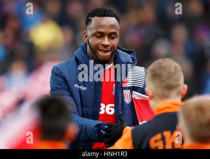 Stoke City's Saido Berahino scuote le mani con i bambini da San Kevin's Boys FC prima il gioco Foto Stock