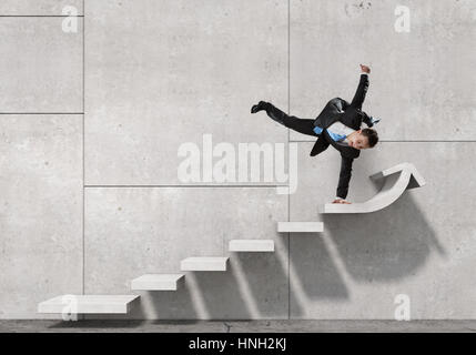 Giovane imprenditore allegro facendo handstand sulla crescita della freccia. I supporti misti Foto Stock