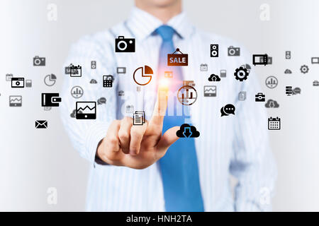 Imprenditore premendo sullo schermo l'icona di elaborazione concetto di connessione Foto Stock