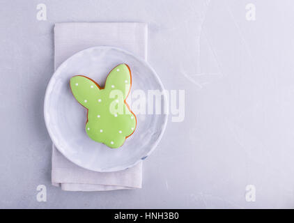 Coniglietto di pasqua gingerbread ripresa dall'alto su sfondo grigio con spazio per il testo Foto Stock