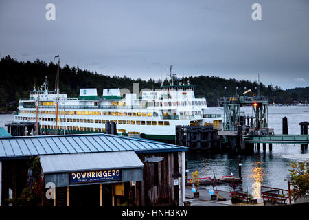 Traghetto ormeggiata nel porto di venerdì, San Juan Island nello Stato di Washington STATI UNITI D'AMERICA Foto Stock