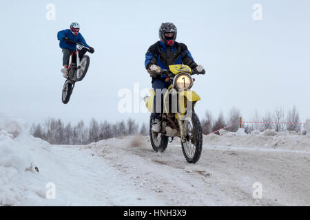 Gli sportivi sullo sport motocicli passare il cingolo durante l inverno motocross competizioni durante l' inverno divertimento' festival in uglich, Russia Foto Stock