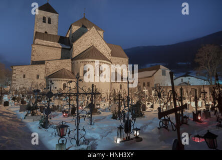 Cimitero di notte, vicino fino a le croci, chiesa in background, diventa mattina, neve sul terreno, tombe coperte di neve Foto Stock