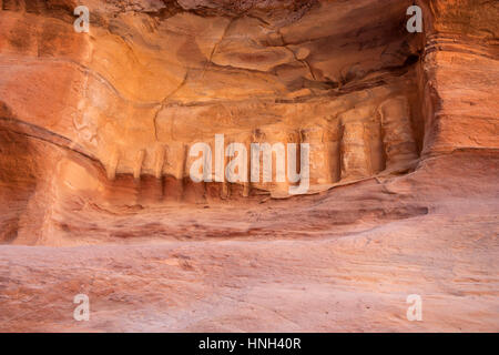 Simboli scavate nel canyon Siq, passaggio che conduce alla città antica di Petra, Giordania Foto Stock