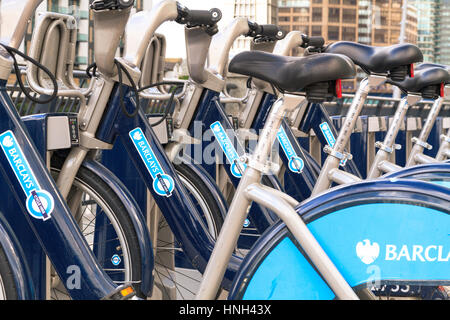 Blue boris bikes barclays bikes, Canary Wharf, London, Regno Unito Foto Stock