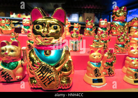 Maneki Neko scultura,'fatto cenno Cat', Chinatown, NYC Foto Stock