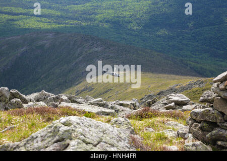 Mount Washington, NH - Ricerca e Salvataggio in elicottero volando vicino al monte argilla in New Hampshire White Mountains alla ricerca di un escursionista mancanti. Foto Stock