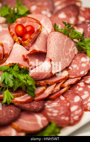 Deli assortiti Salumi su una piastra Foto Stock