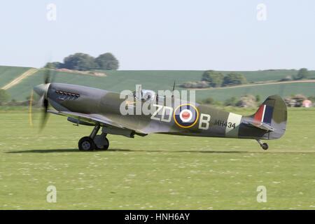 La vecchia macchina volante aziende Spitfire IX, MH434 rolling out dopo lo sbarco a Duxford show. Foto Stock