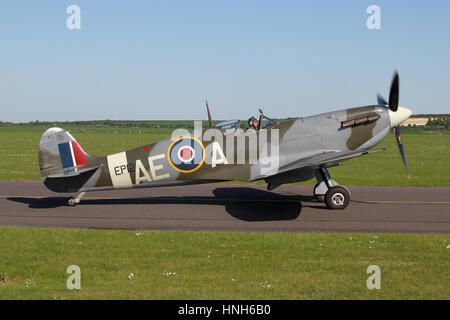 Spitfire LF Mk.vb dal Fighter Collection in rullaggio a Duxford durante uno dei campi di aviazione numerosi airshows. Foto Stock