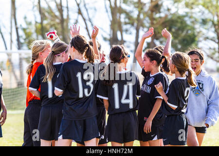 Un California girls soccer team che ha appena perso una partita ma felice nessuno il meno Foto Stock