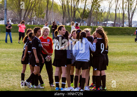 Un California girls soccer team che ha appena perso una partita ma felice nessuno il meno dopo aver giocato il top rated team e facendo bene. Foto Stock