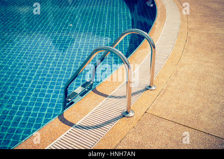 Piscina con scale al centro sportivo Foto Stock