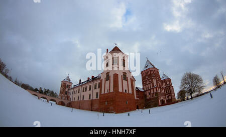 Il Castello di Mir, Bielorussia, panorama photo shoot con fish eye lente, luogo storico, polacco di fortezza nel passato, museo in un presente, giornata invernale Foto Stock