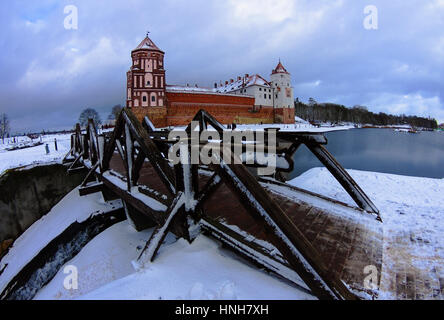 Il Castello di Mir, Bielorussia, vista con ponte di legno e il lago, polacco di fortezza nel passato, museo in un presente, giornata invernale, gennaio, photo shoot fisheye Foto Stock