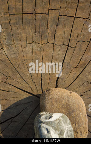 Spa bella e insolita ciottoli decorativi sul vecchio rotto sullo sfondo di legno Foto Stock