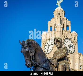 Statua del re Edward VII a Liverpool con il Liver Building dietro. Foto Stock
